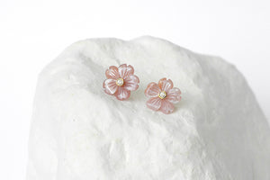 Flower earrings made of natural mother of pearl