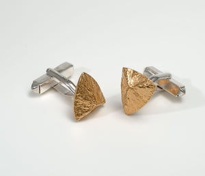 Triangular cufflinks, textured, goldplated, coconut shell design