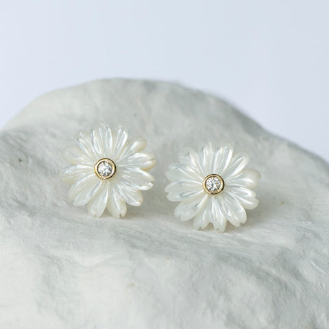 Daisy earrings white mother of pearl and yellow gold diamond set