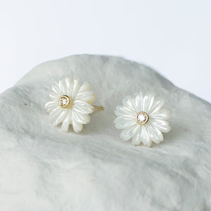 Daisy flower earstuds by Karin Kraemer jewellery