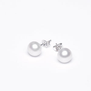 Round white pearl earstuds with silver fittings