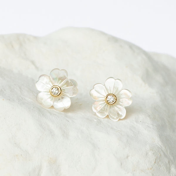 Appleblossom earrings white mother-of-pearl and diamond fitting 18kt yg