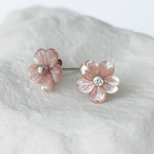 Sakura pink mother-of-pearl flower studs white gold
