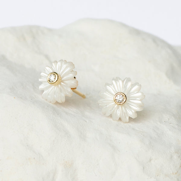 Daisy earstuds white mother of pearl MOP