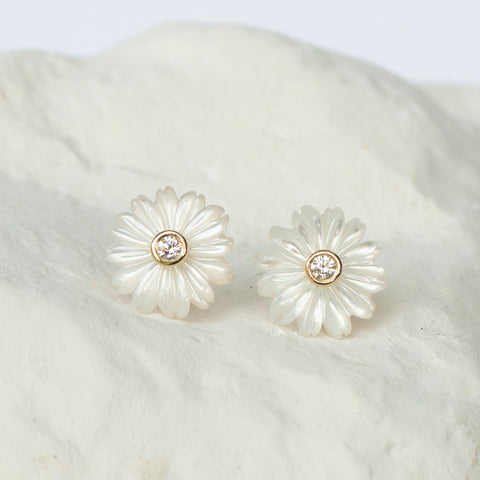 Petit Daisy earrings white mother of pearl MOP