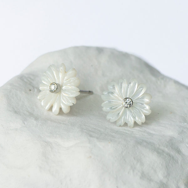 Daisy jewellery earstuds white mother of pearl
