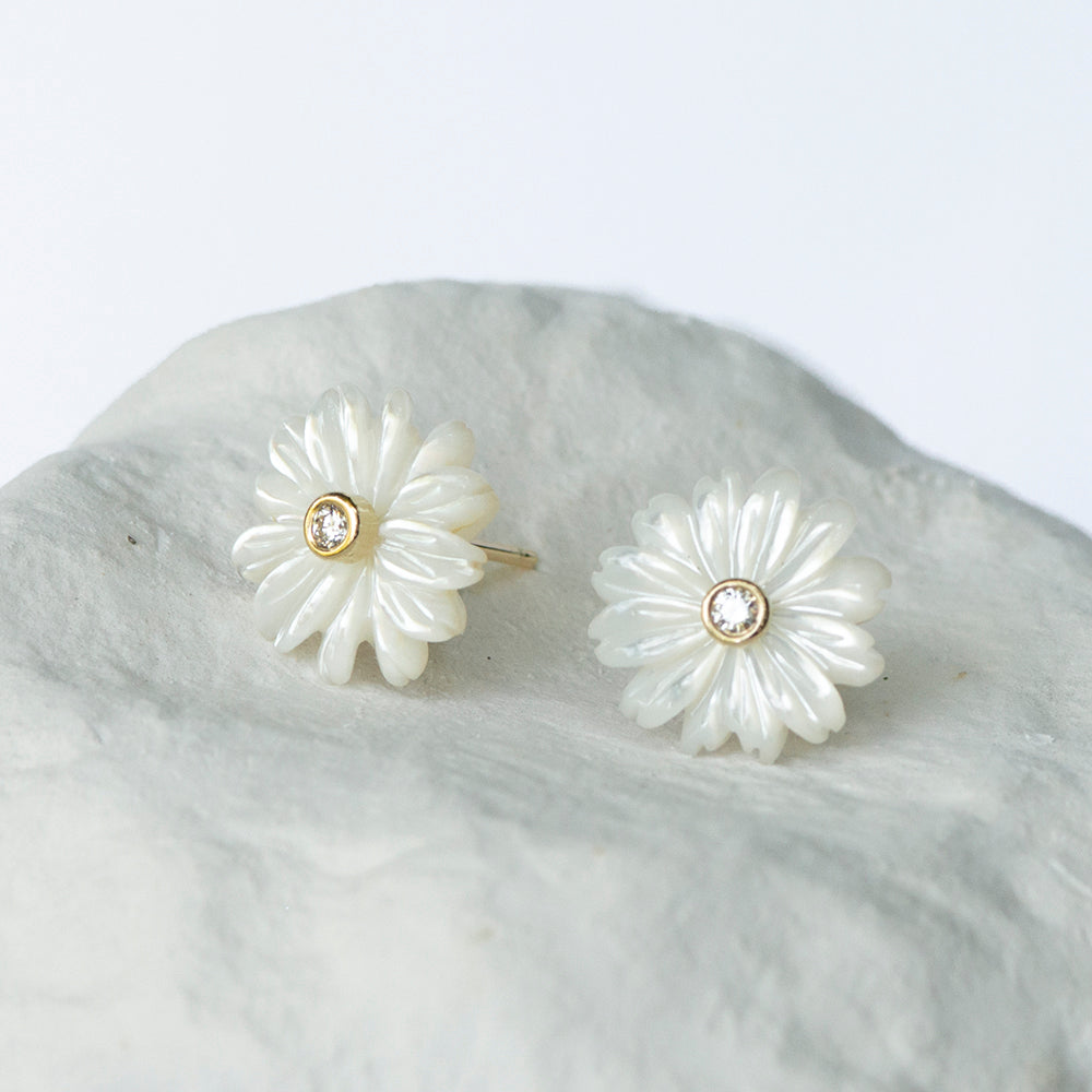 Naturalistic Daisy earstuds white mother of pearl