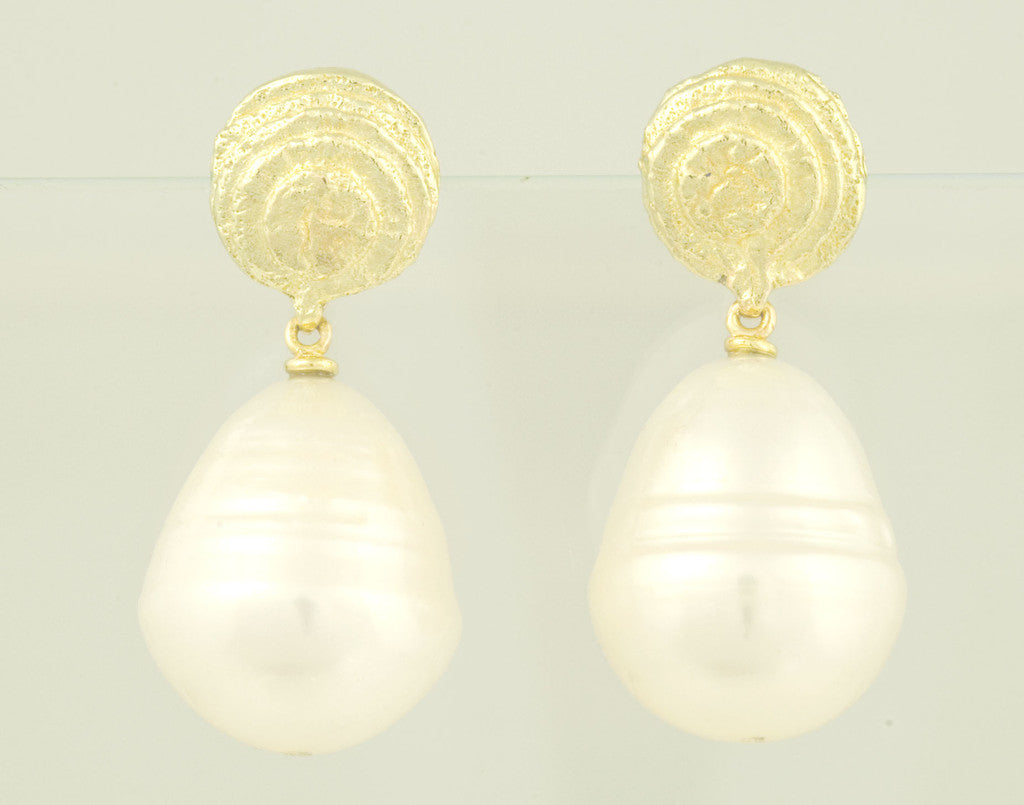 Sepia earrings 18kt gold with freshwater pearl drops
